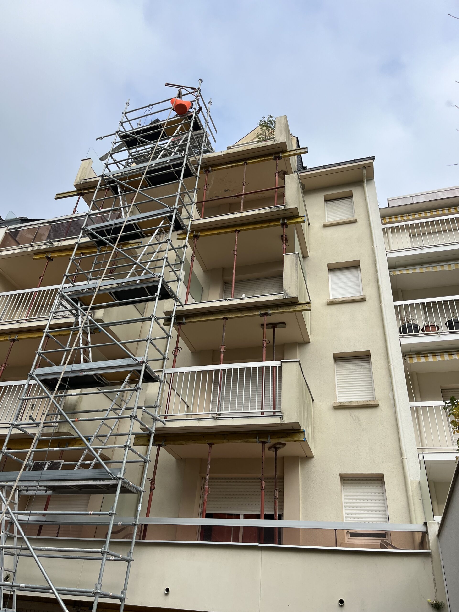 Renforcement structurel d'un balcon suite à la chute d'un arbre